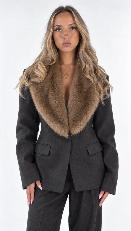 "Vera" Blazer-Anzug mit Fellkragen