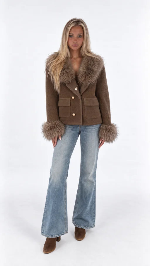 Bouclé-Jacke mit Fellkragen und Fellmanschetten