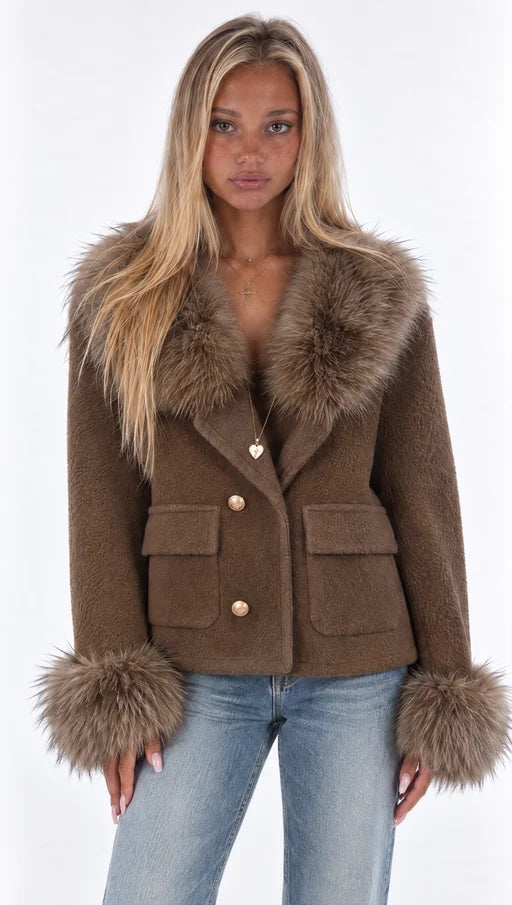 Bouclé-Jacke mit Fellkragen und Fellmanschetten