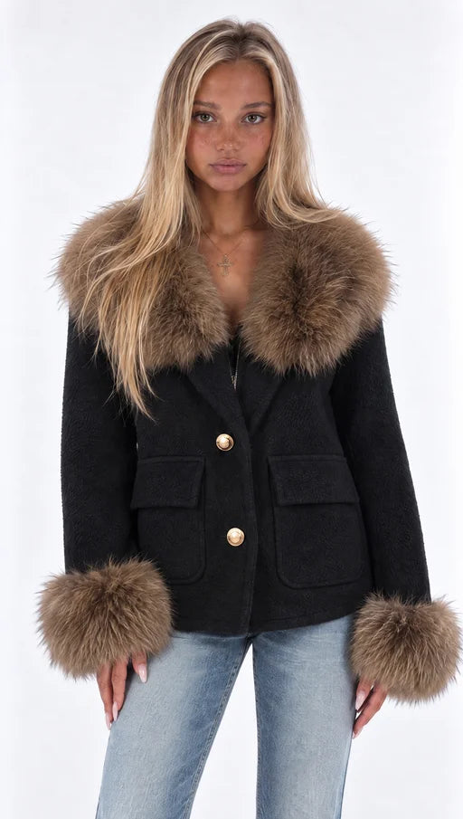 Bouclé-Jacke mit Fellkragen und Fellmanschetten